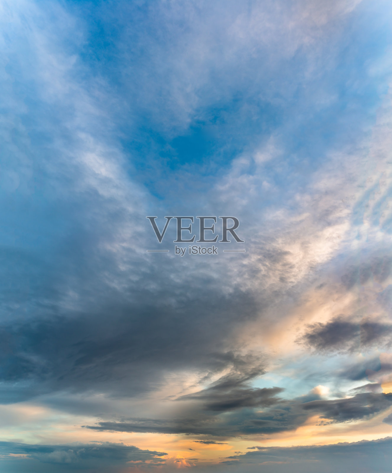 日出时的奇妙云彩,垂直全景照片摄影图片