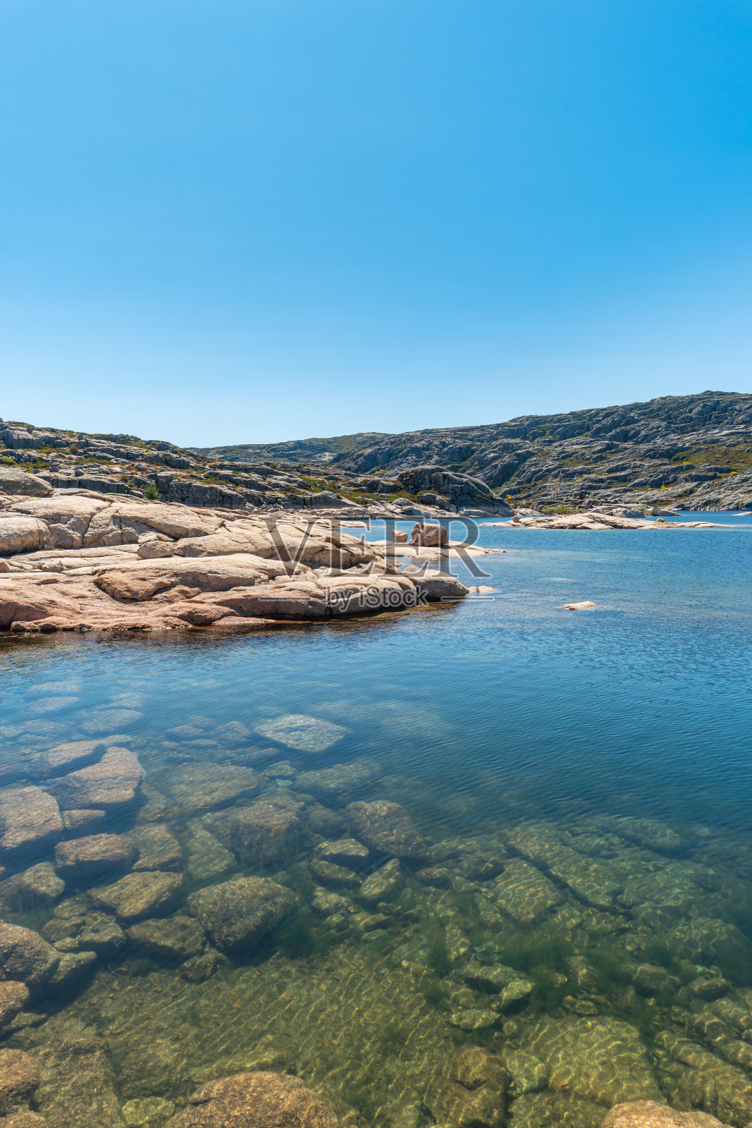 Lagoa Comprida是葡萄牙Serra da Estrela自然公园最大的湖。照片摄影图片