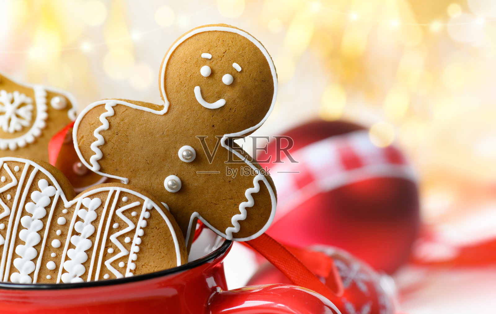 红杯子里的姜饼人照片摄影图片