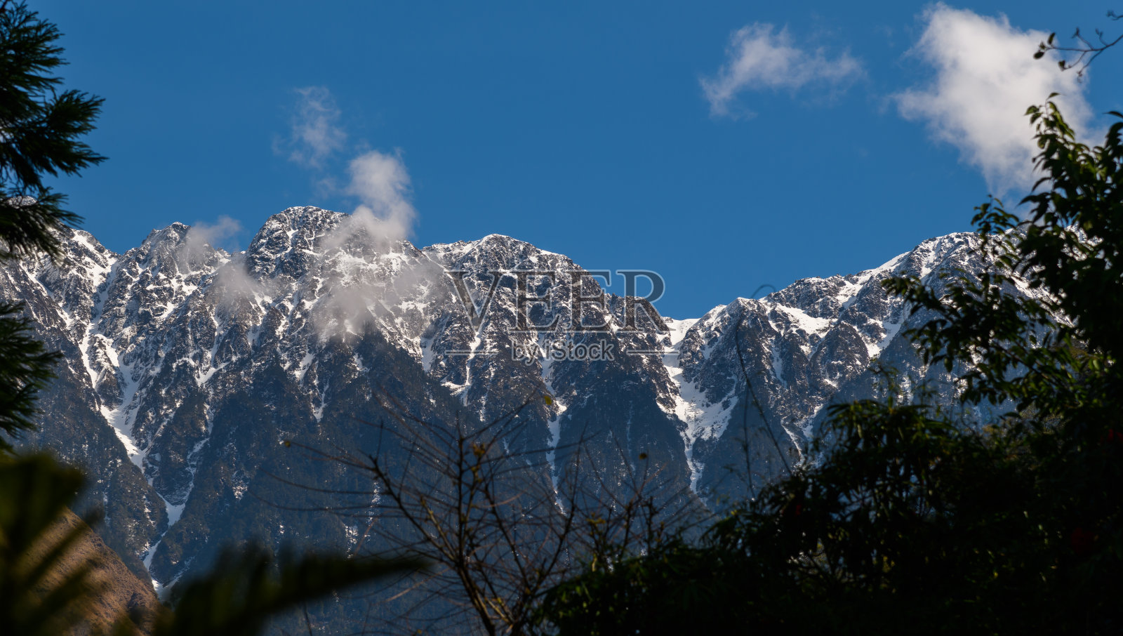 蓝天和高山的图画照片摄影图片