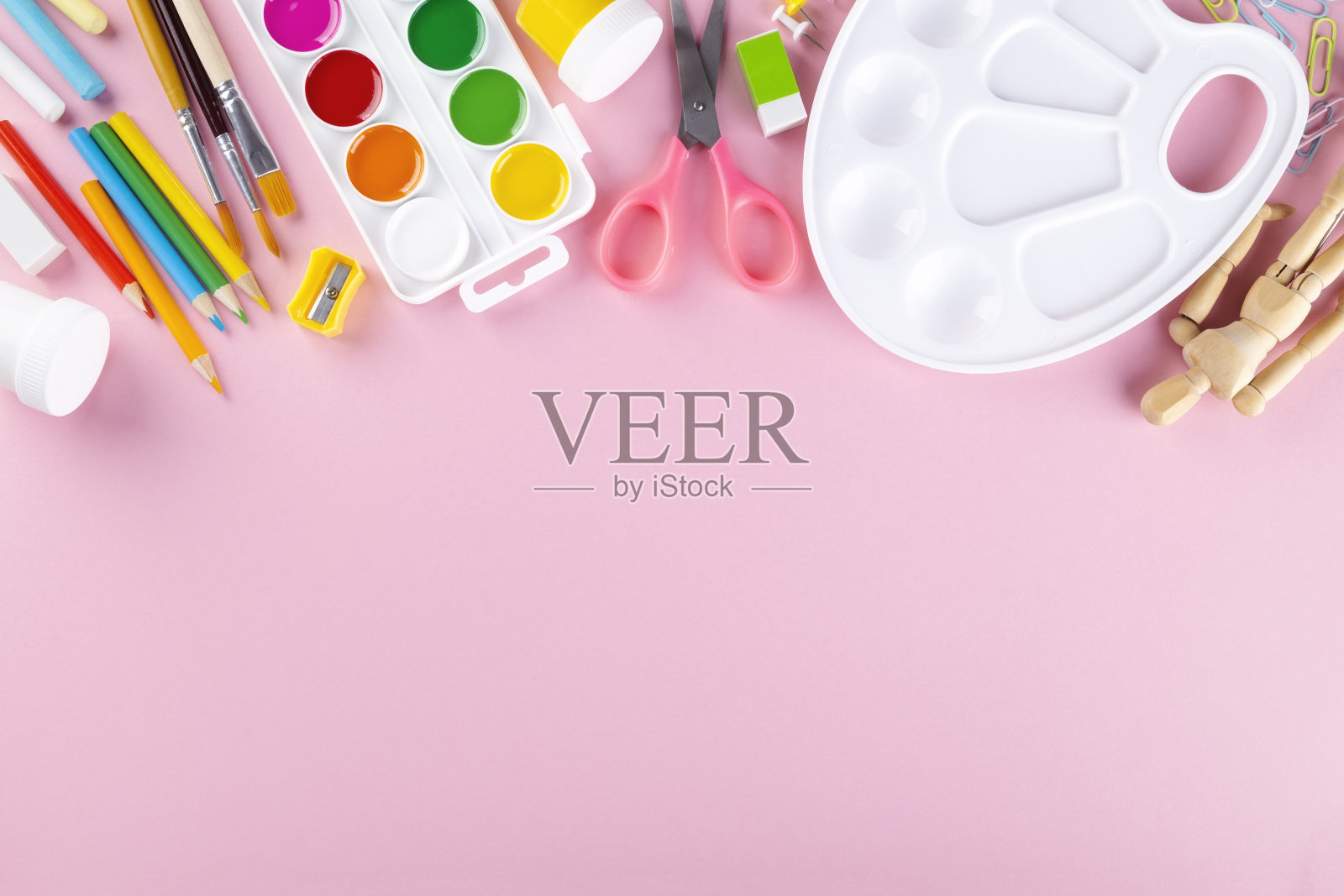 粉红色背景上的各种学校办公室和绘画用品。回到学校的概念。前视图。本空间照片摄影图片