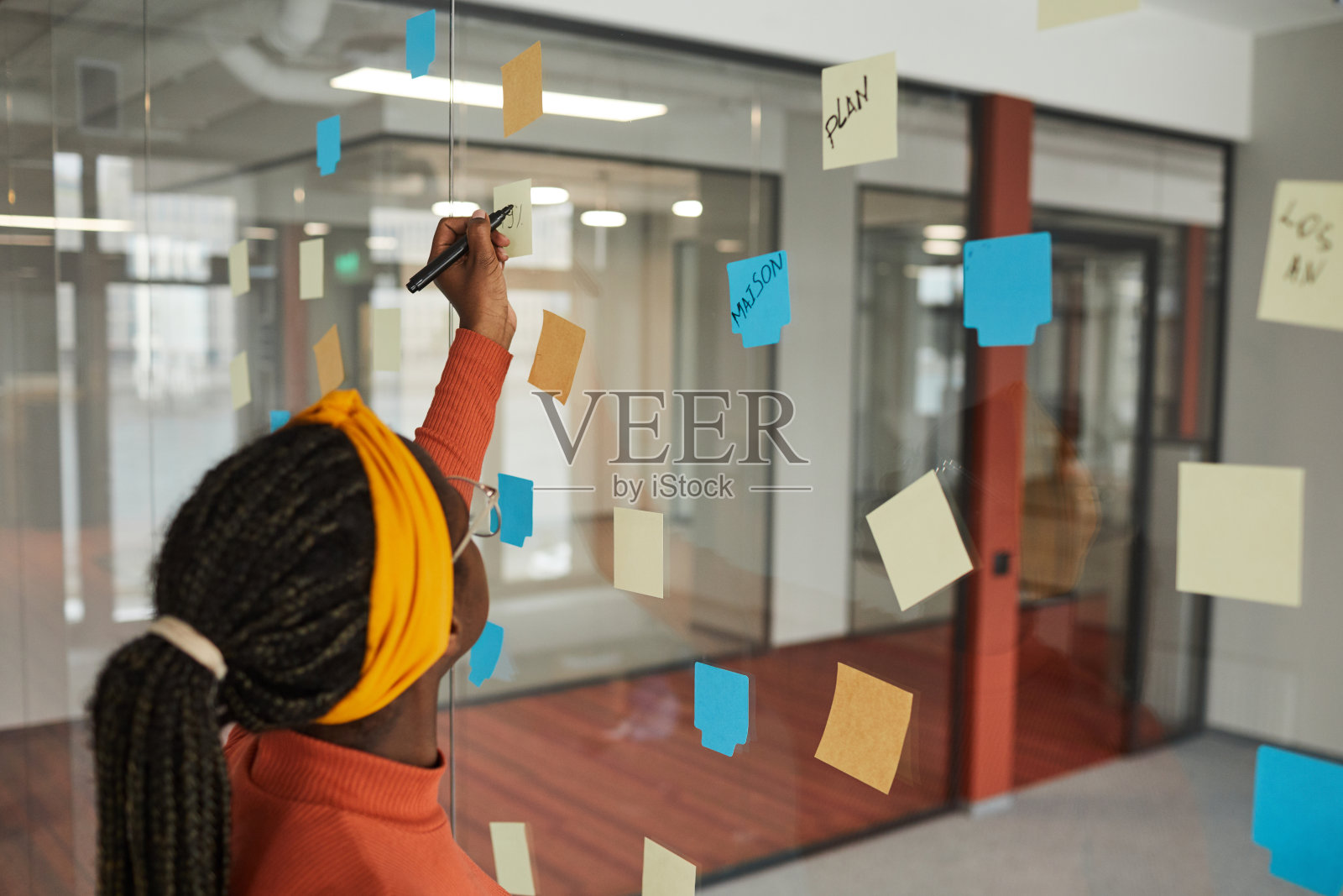 写新想法的女人照片摄影图片