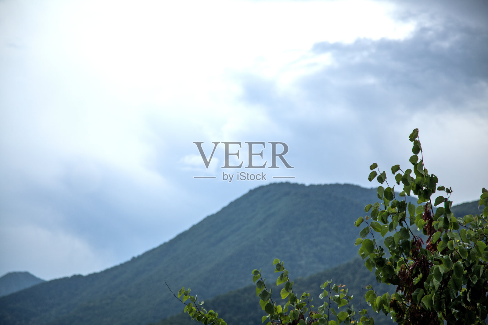 夏季多云的山脉。照片摄影图片