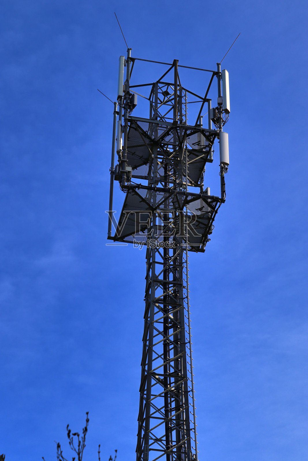 电天线和通信发射塔在北欧的风景映衬下一片蔚蓝的天空照片摄影图片