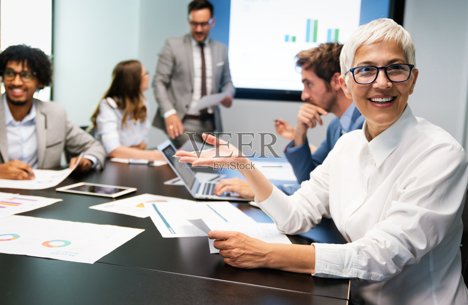 在办公室工作的商务人员协作和分析照片摄影图片