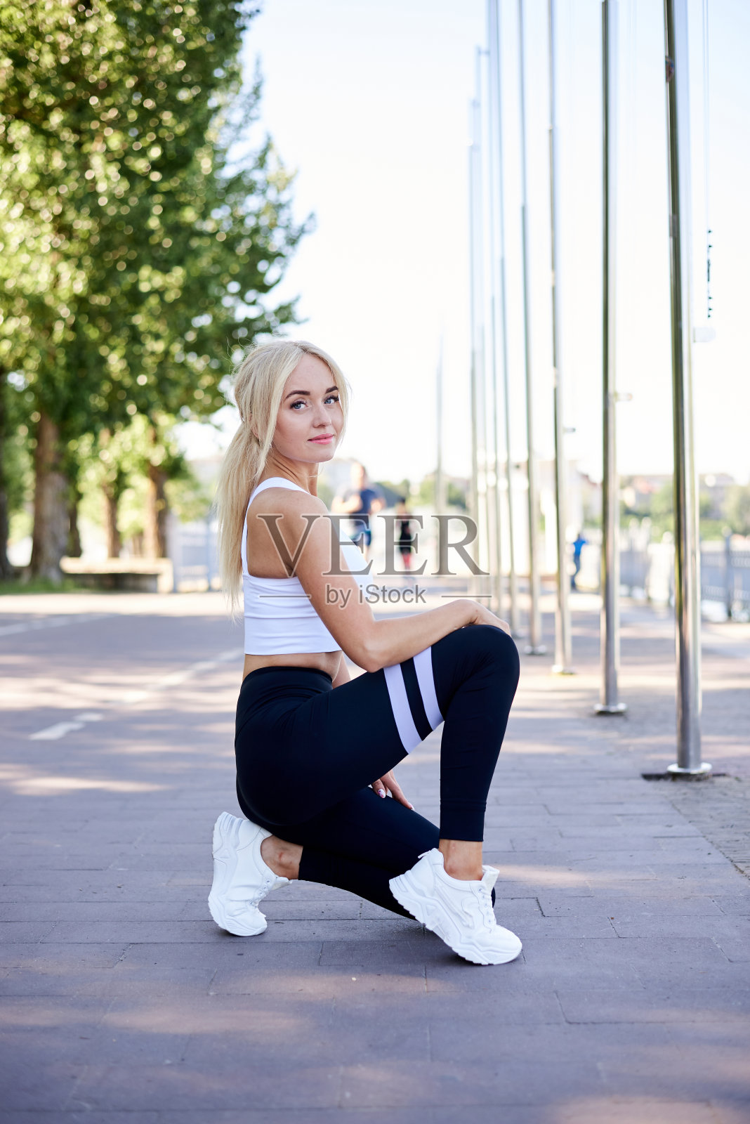 女性户外健身训练照片摄影图片