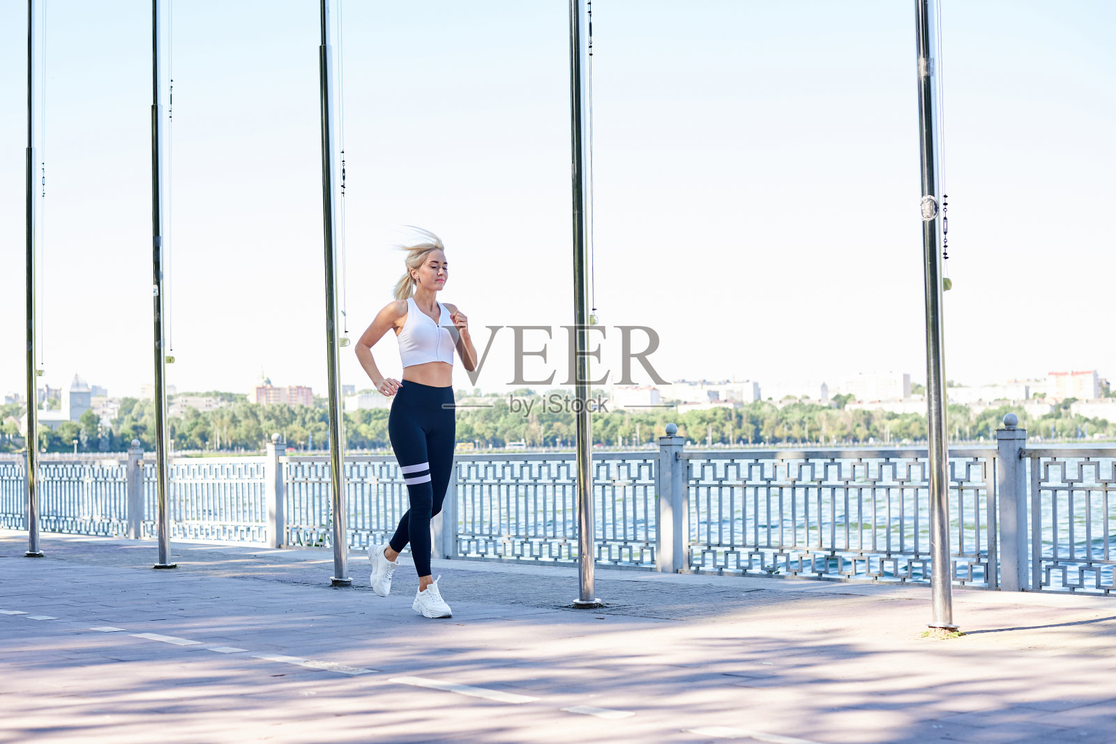 女性户外健身训练照片摄影图片