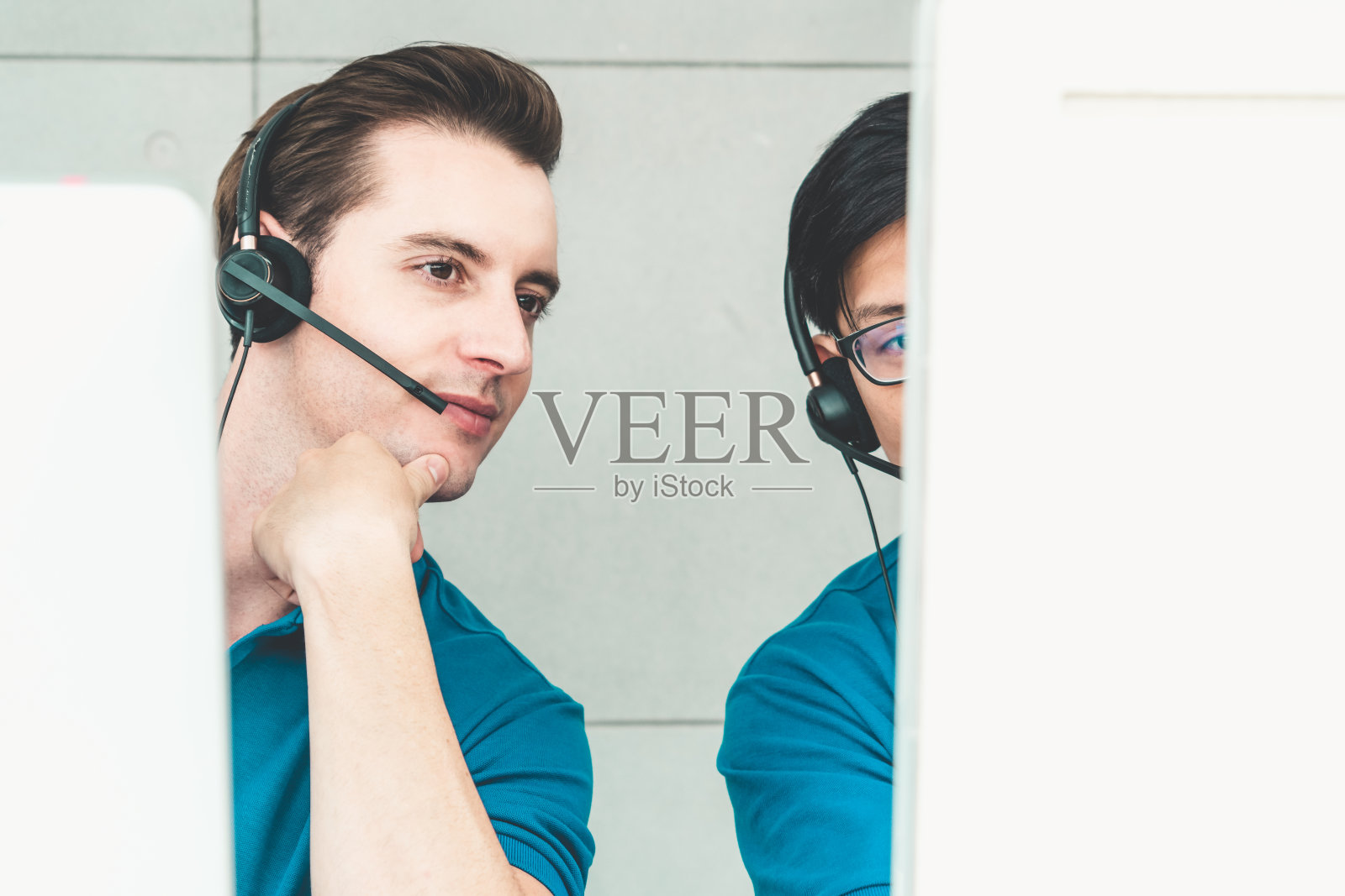 商务人员戴着耳机在办公室工作照片摄影图片