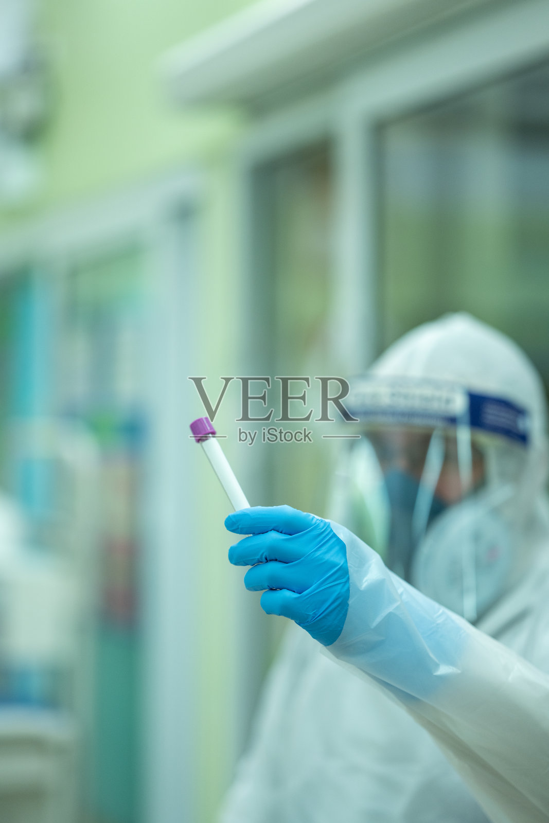 医生在对患者进行治疗后,正在鼓励患者及其亲属。照片摄影图片