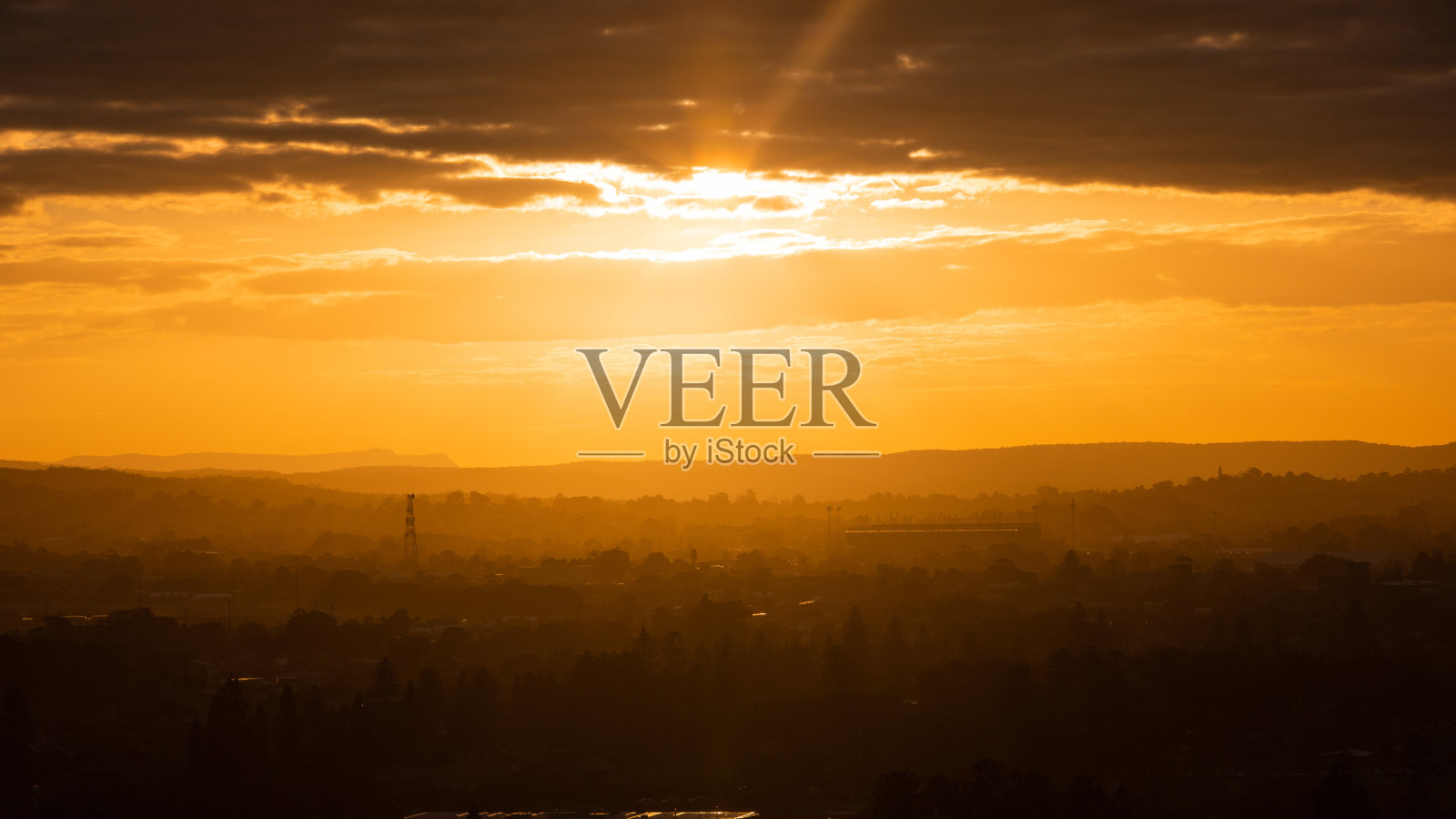 树与山层照片摄影图片