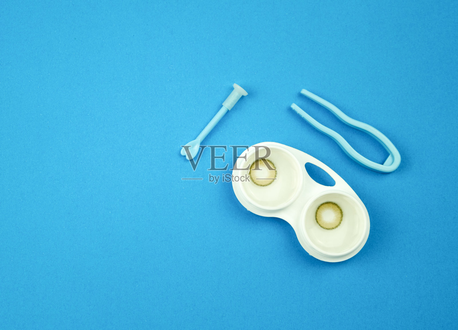 蓝色背景的隐形眼镜照片摄影图片