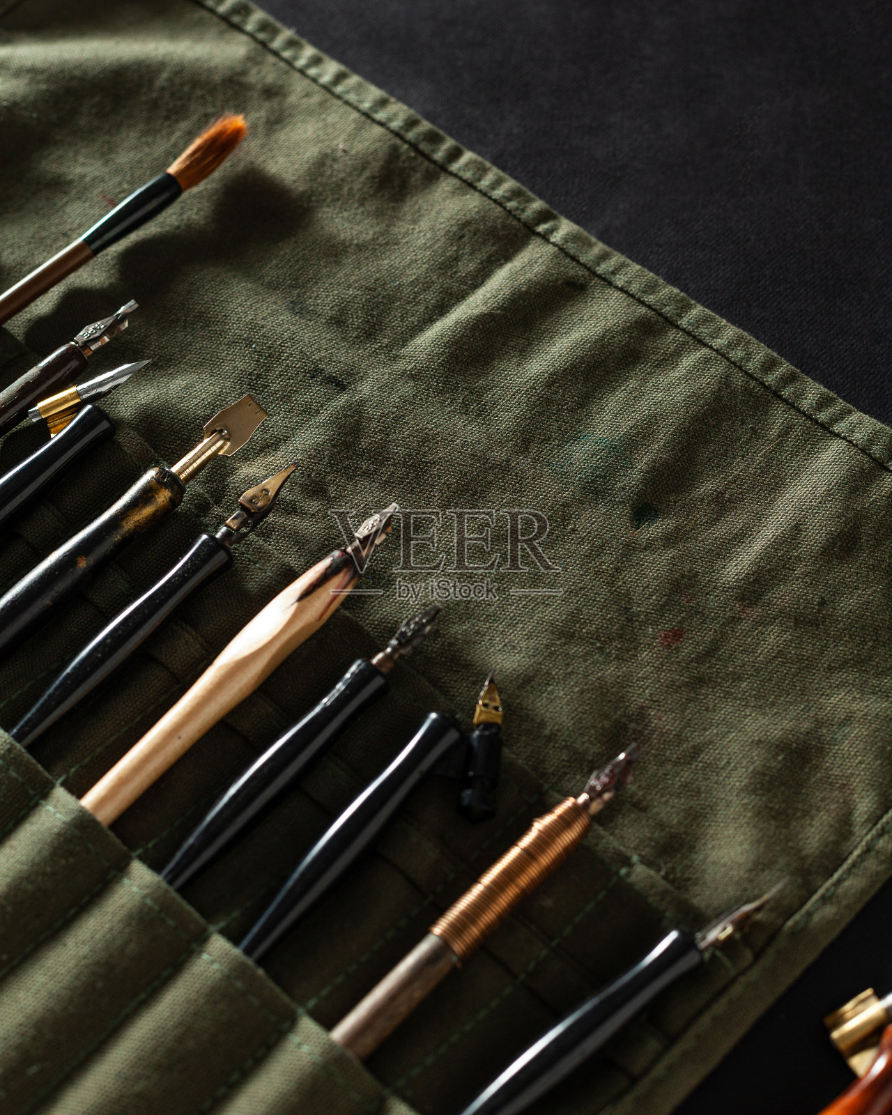 铅笔盒里的书法笔尖照片摄影图片