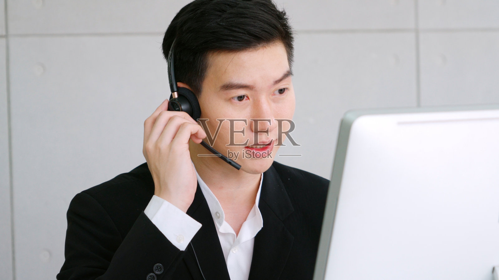 商务人员戴着耳机在办公室工作照片摄影图片