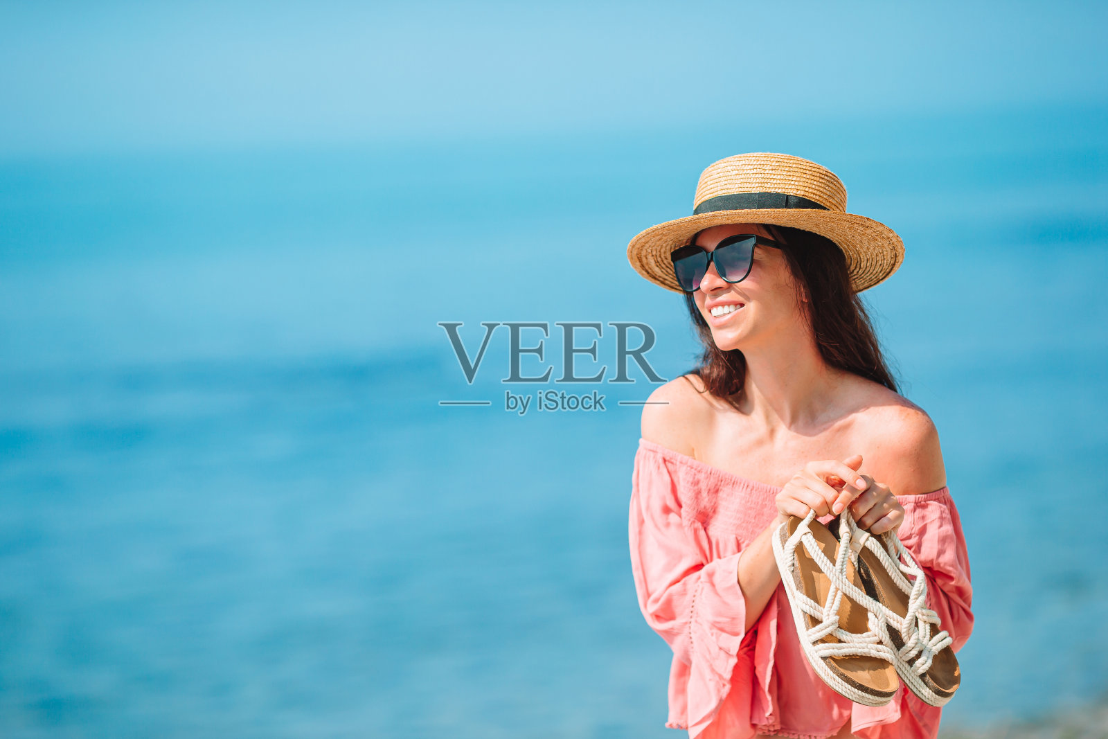 年轻漂亮的女人在热带海岸玩。照片摄影图片