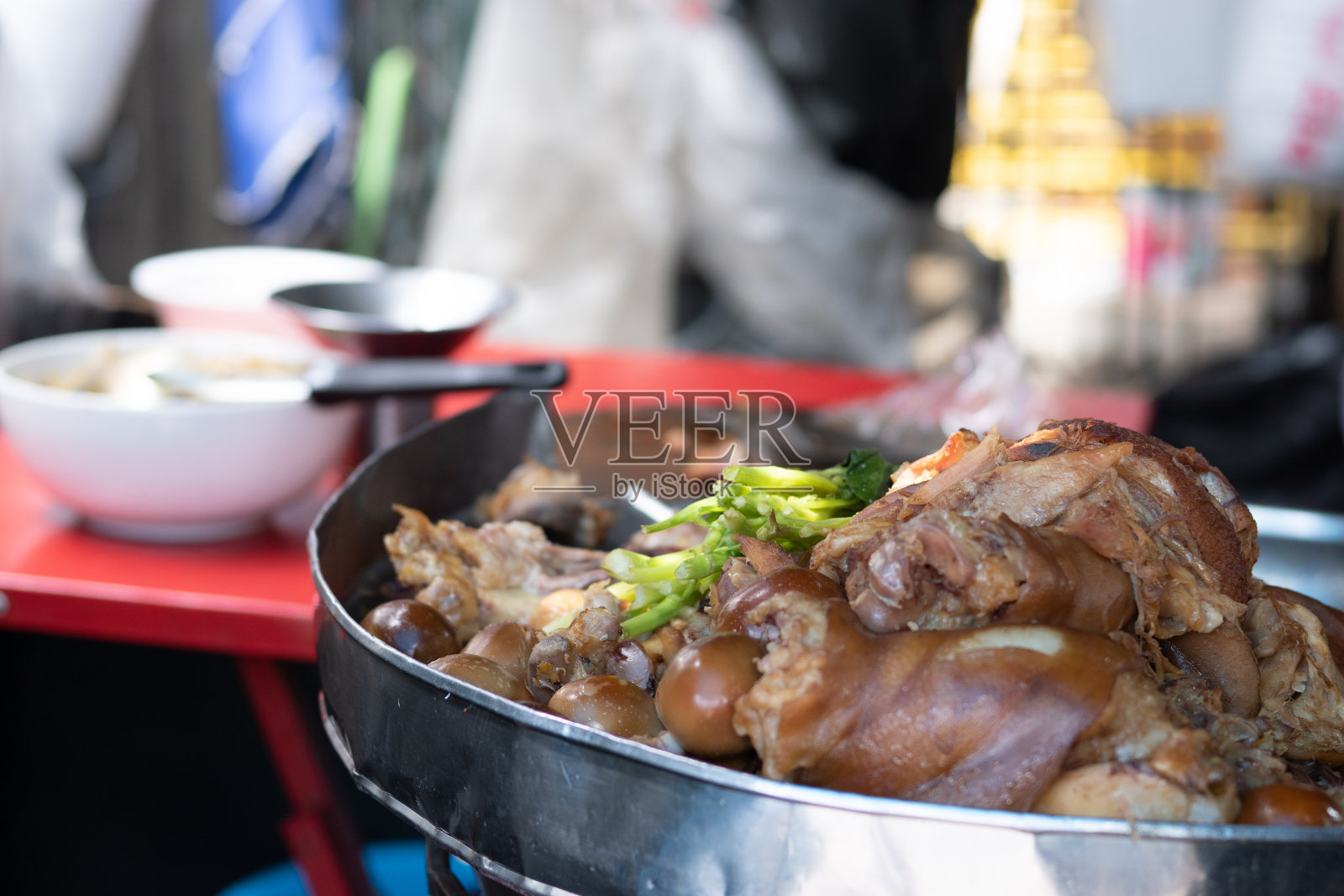 猪肉腿店,曼谷Chatuchak市场的街头小吃。照片摄影图片