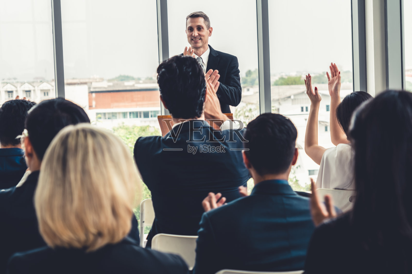 在研讨会上开会的一群商务人士照片摄影图片