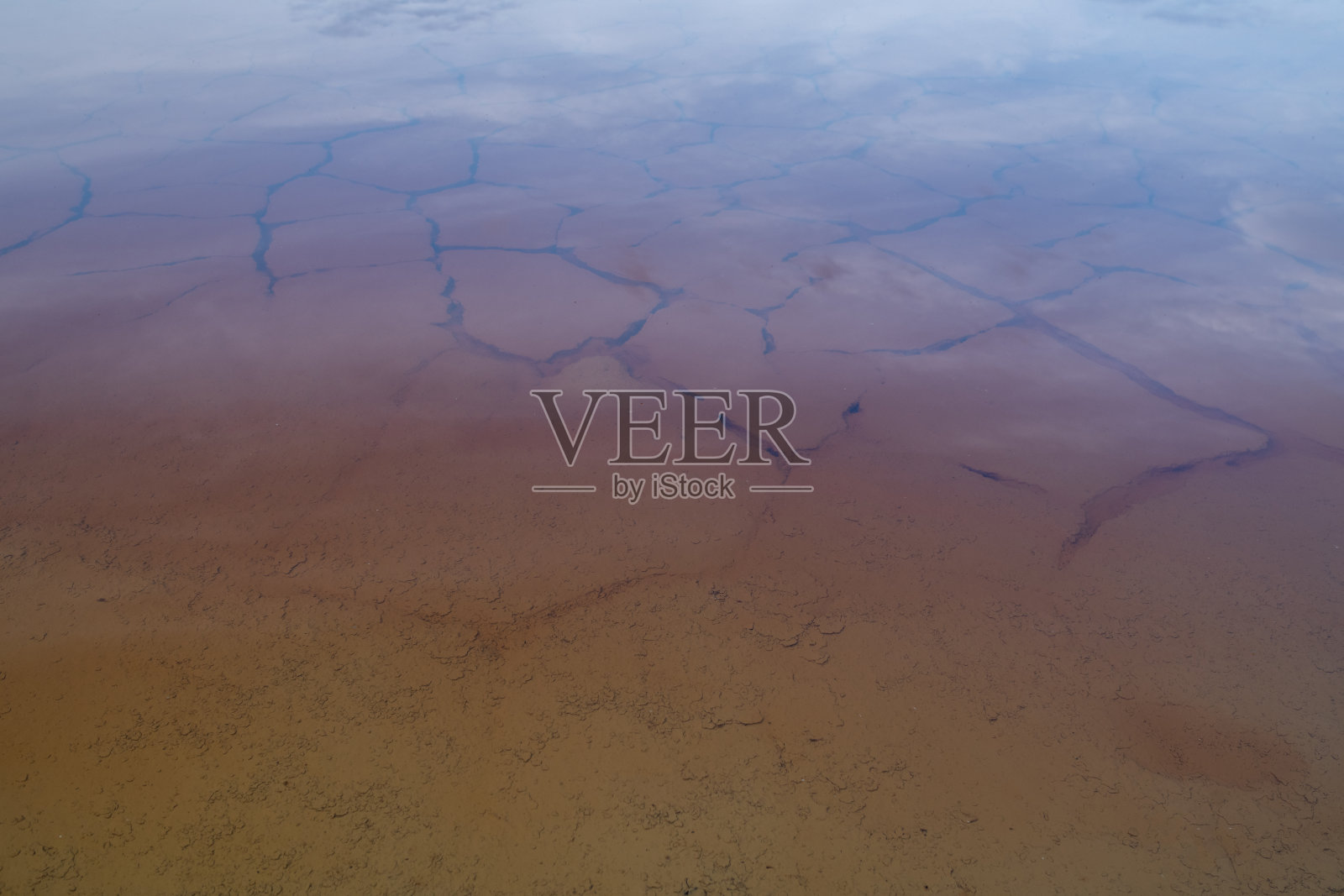 脏水,下面有被污染和破裂的土壤或粘土,位于有毒区域照片摄影图片