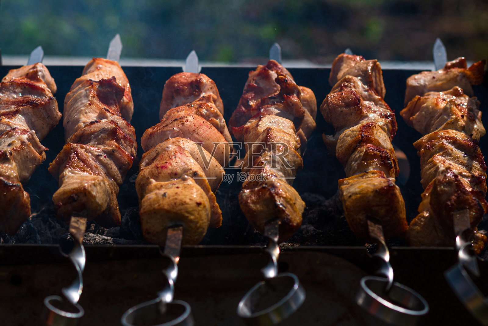 烤架上的烤肉串照片摄影图片