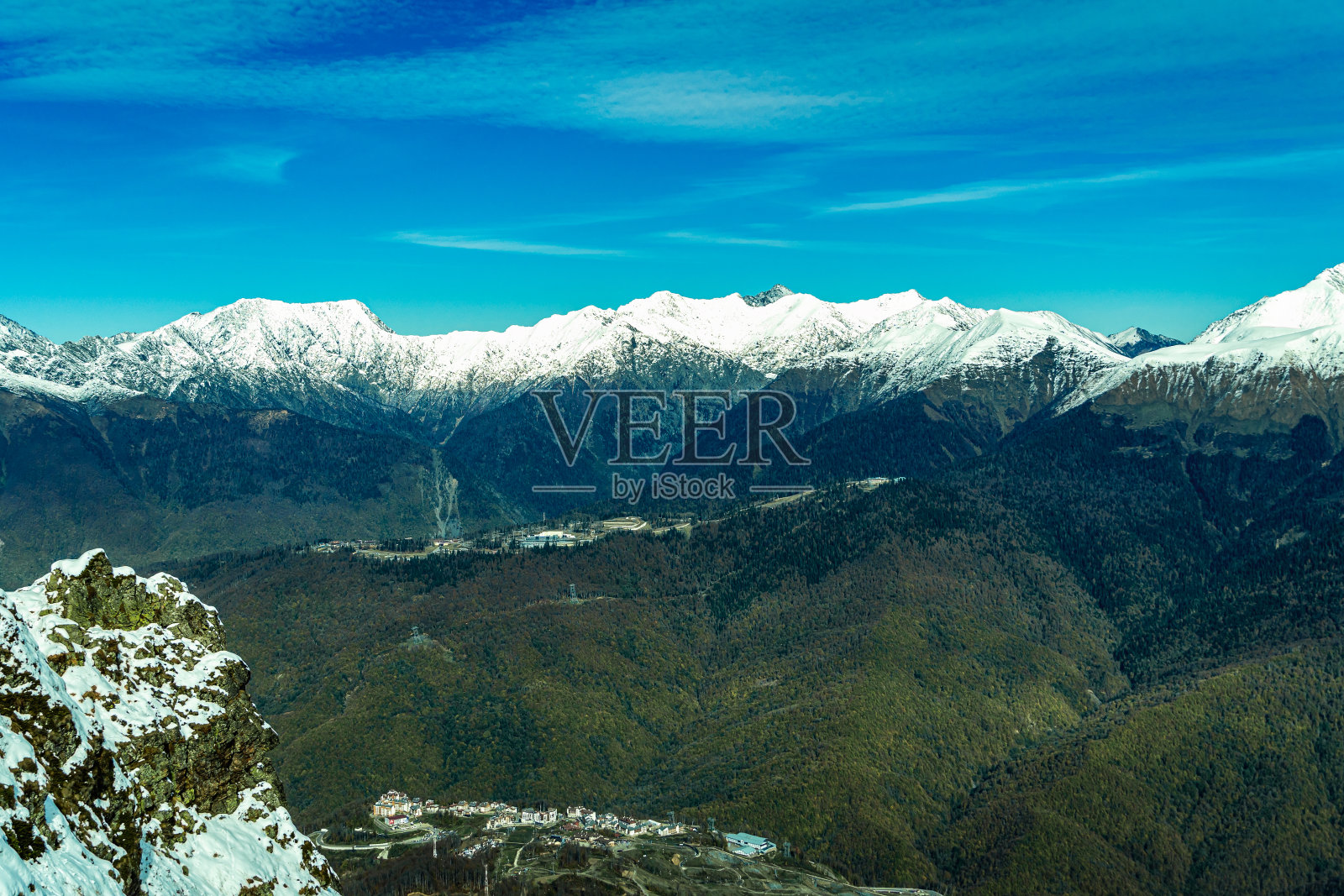 白雪覆盖着美丽的山峰照片摄影图片