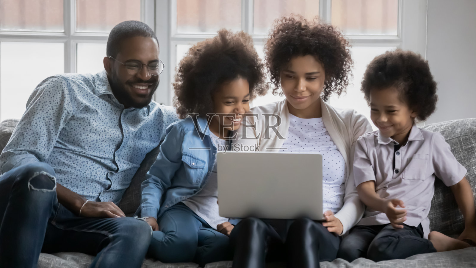 快乐的混血儿家庭和孩子使用笔记本电脑照片摄影图片