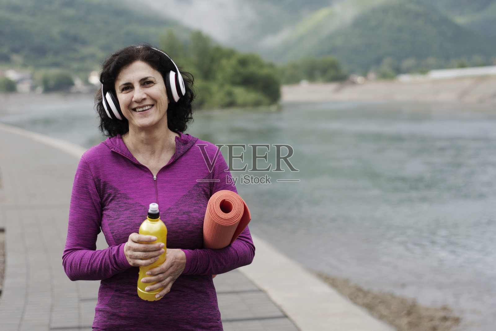 肖像快乐的妇女培训后照片摄影图片