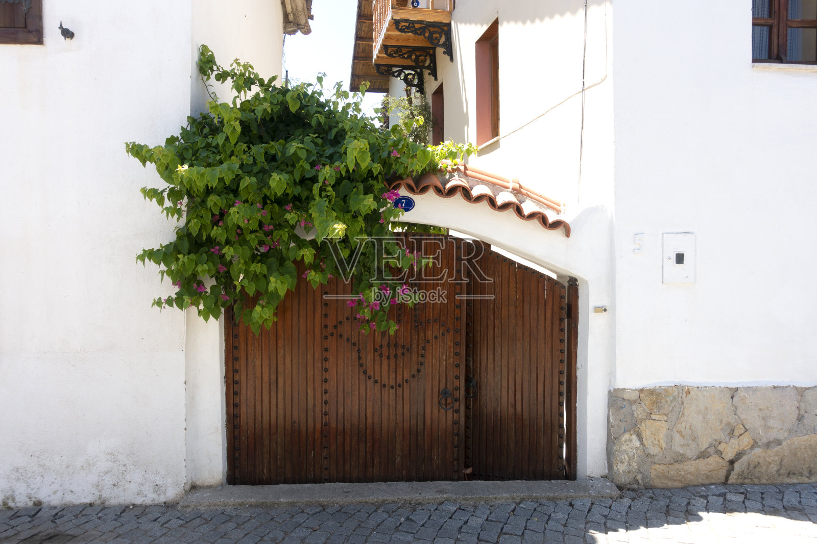 木门在砖墙上照片摄影图片