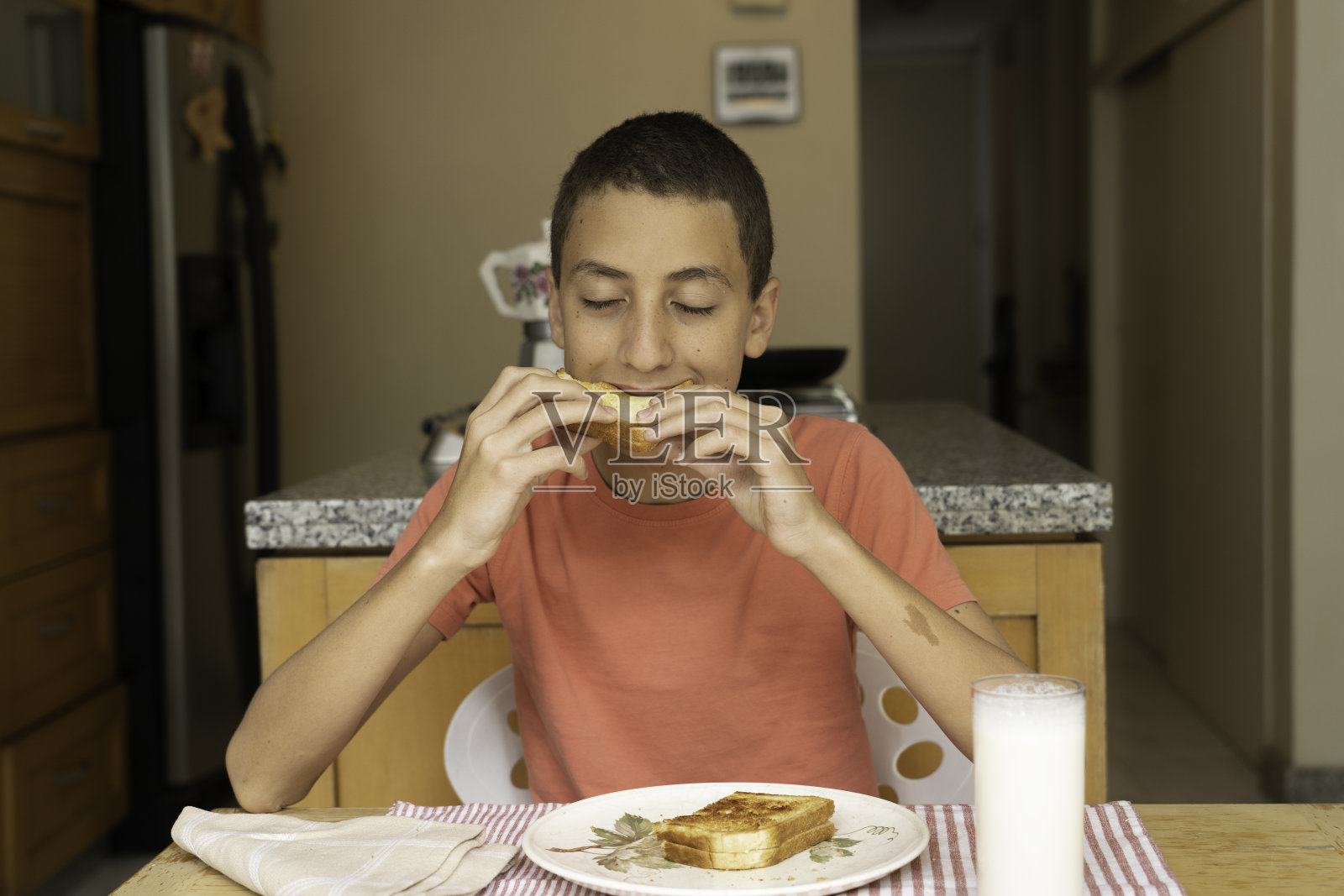 男孩正要吃三明治照片摄影图片