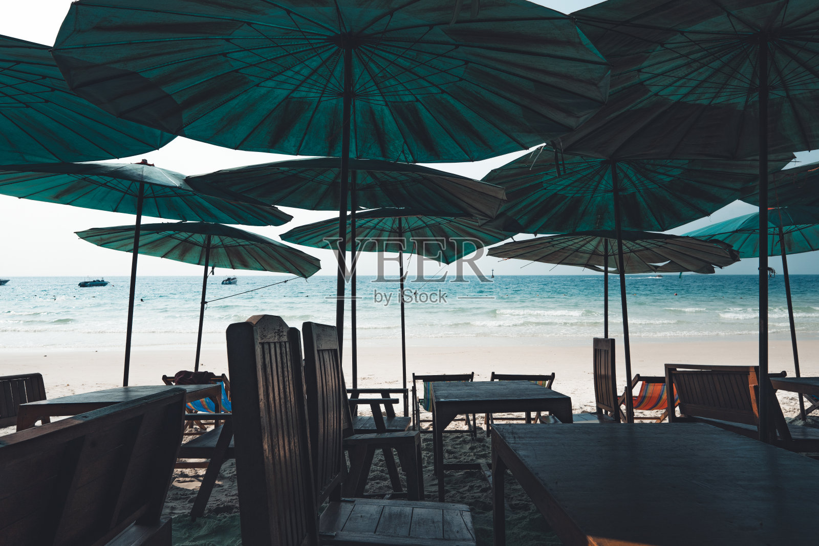 旅行海滩-蓝色的大海和落基山脉,甲米的黄昏湾照片摄影图片