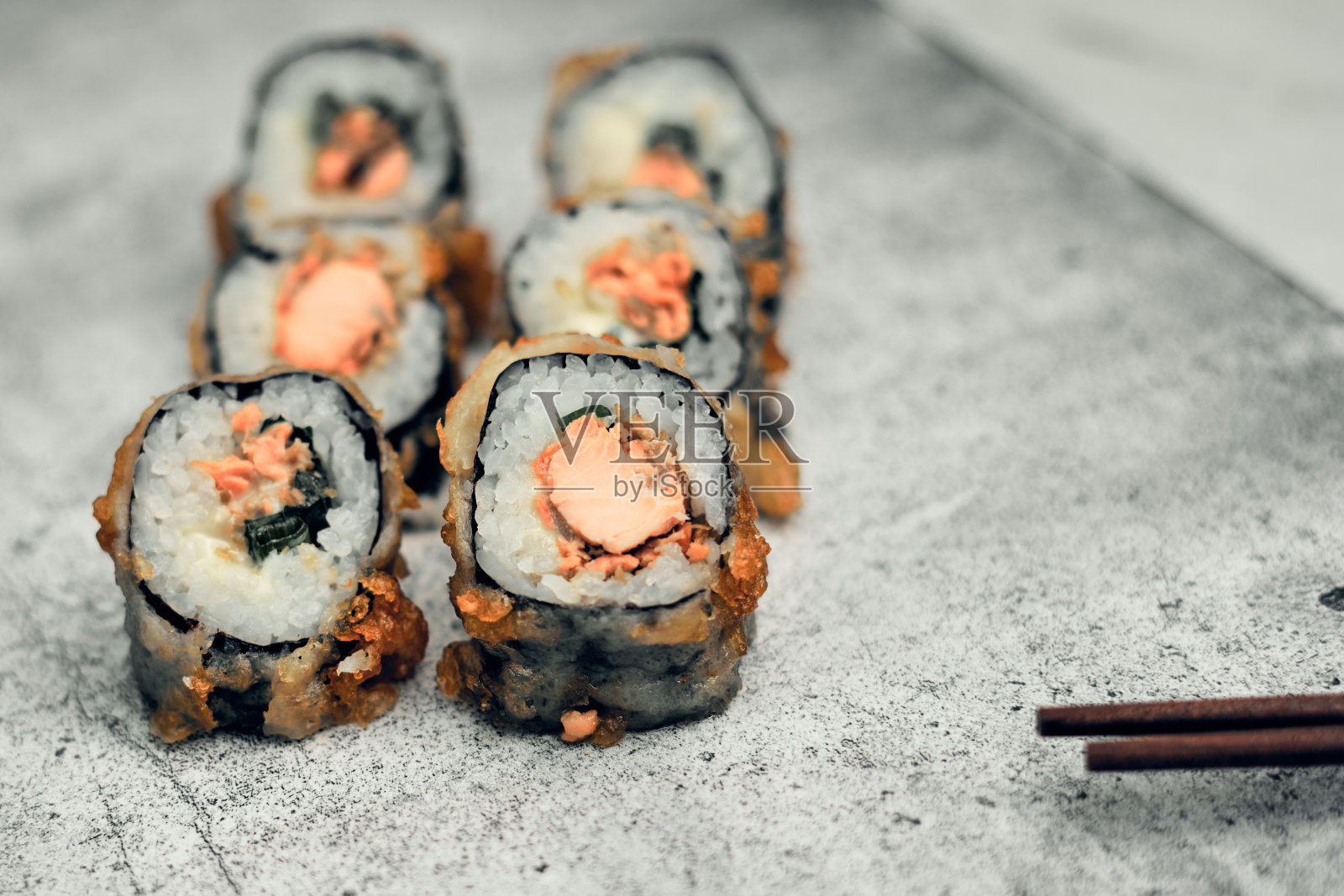 传统的日本食物,寿司和卷。生姜和芥末,中国棍子。米饭和海鲜食品。近距离照片摄影图片