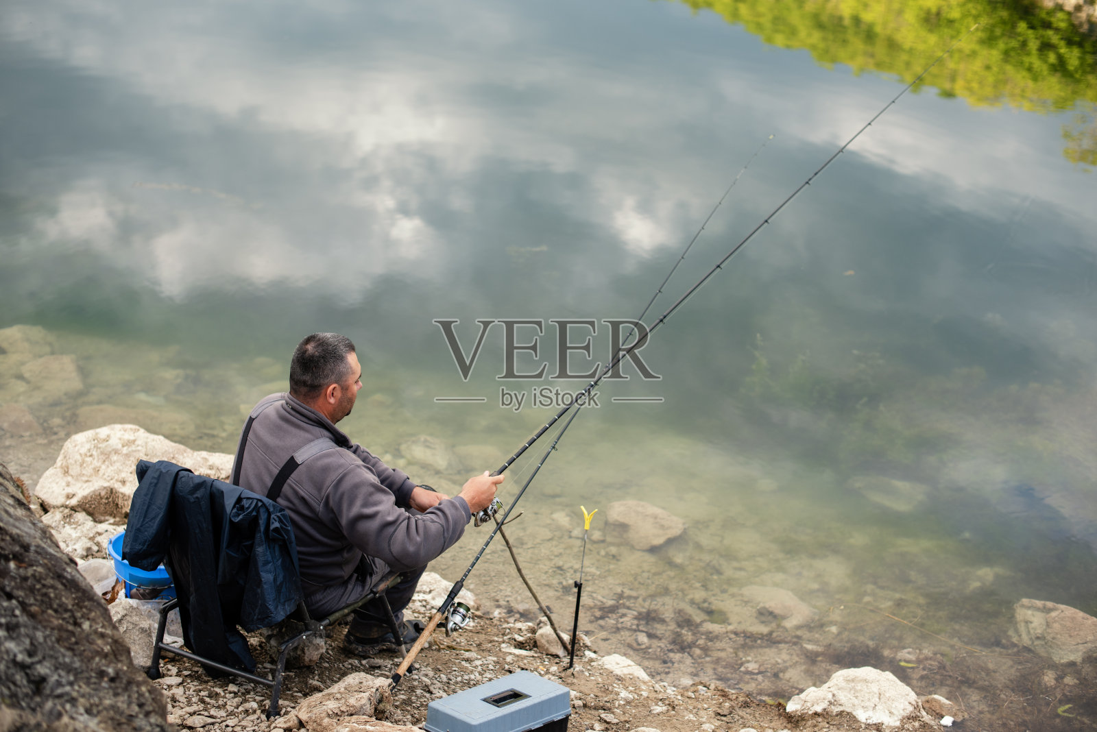 渔夫正拿着鱼竿照片摄影图片