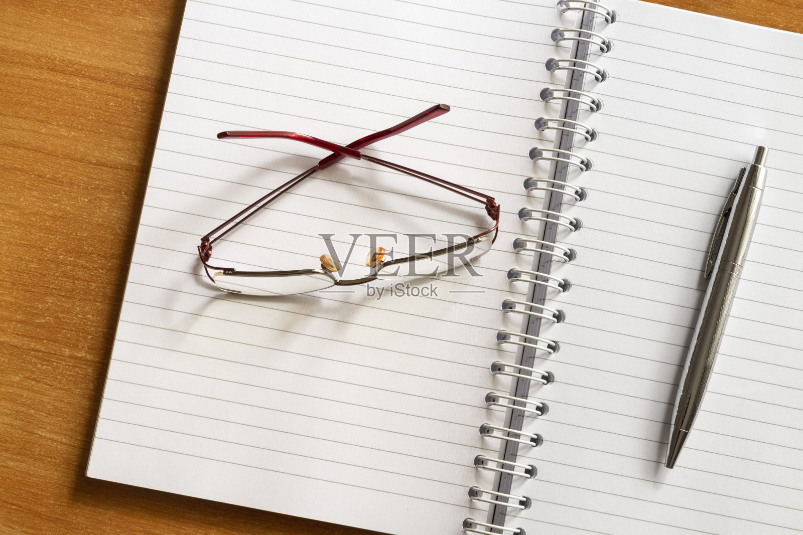 眼镜和办公用品。照片摄影图片