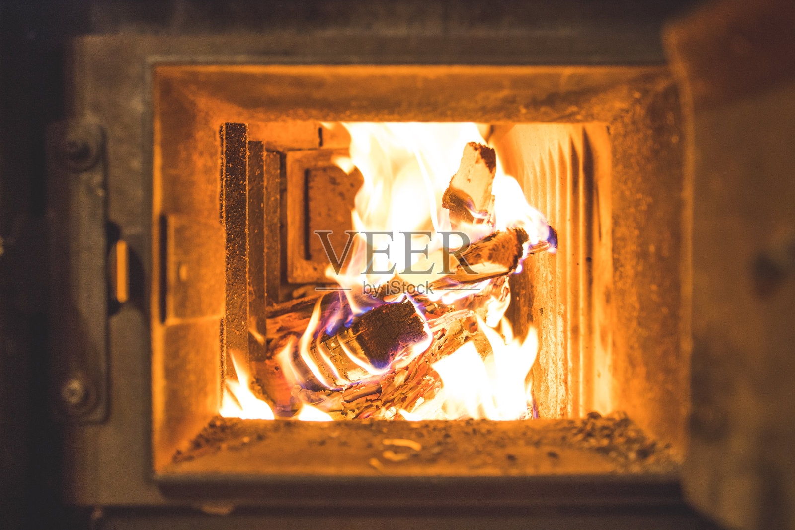 火焰在炉子里燃烧,橙色和黑色照片摄影图片
