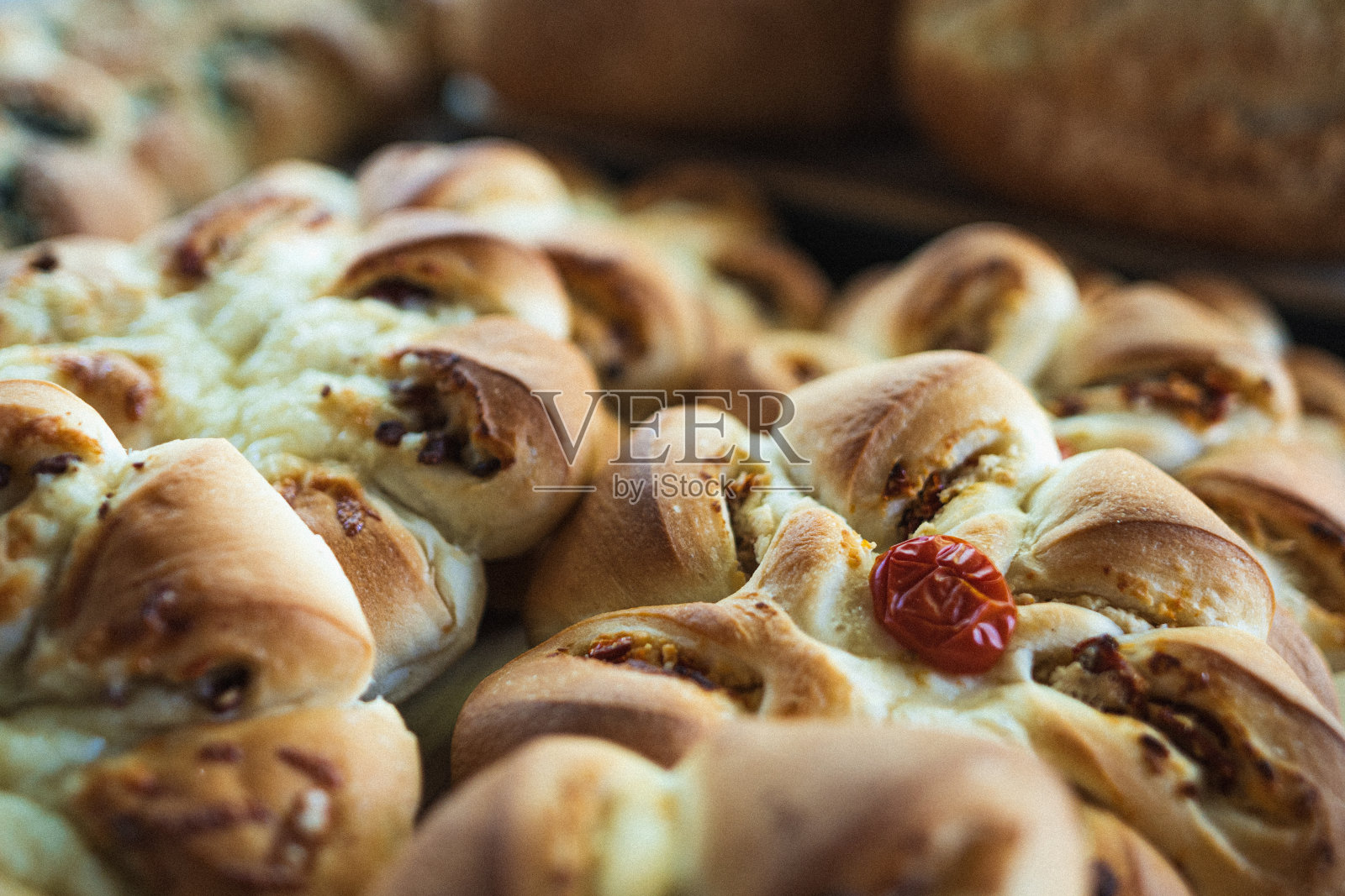 各种美味营养的家烤面包和花形面包。照片摄影图片
