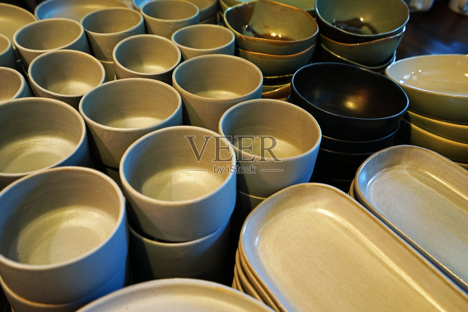 成堆的陶瓷容器照片摄影图片