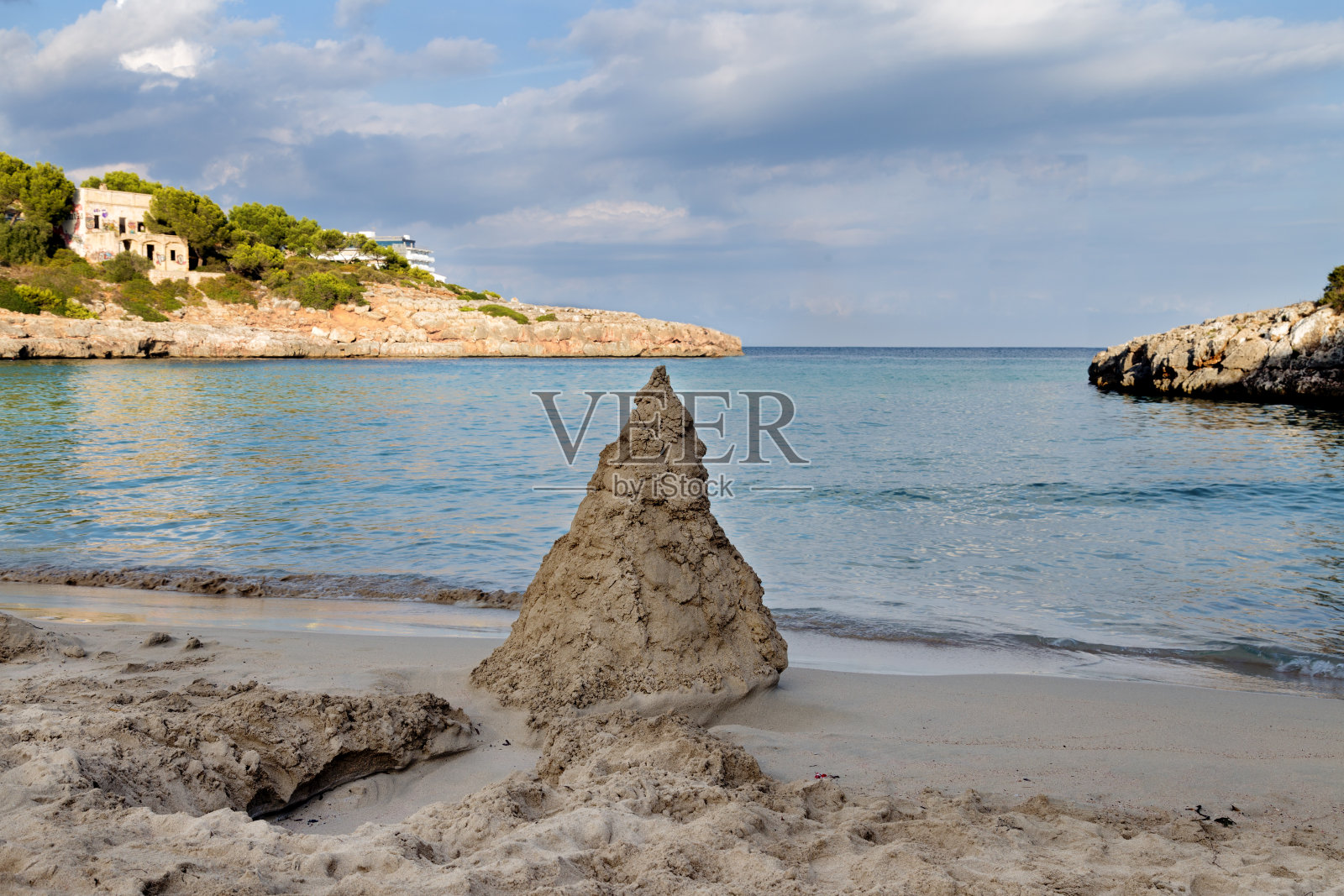 沙滩上的沙金字塔照片摄影图片