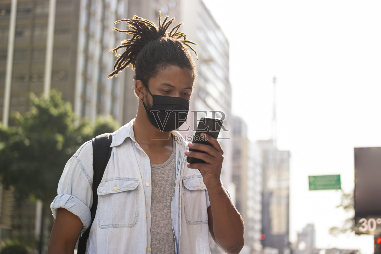 圣保罗市保利斯塔大道的一名男子。照片摄影图片