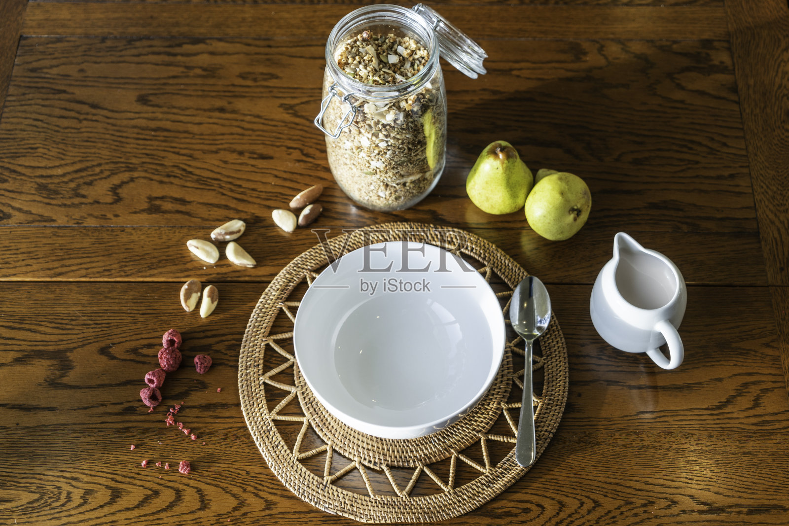 在早晨的阳光下,将健康的素食早餐配料放在餐桌上照片摄影图片