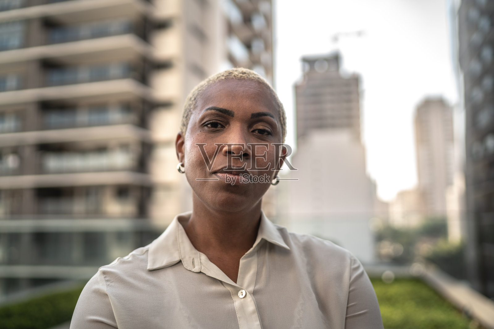 户外女商人的肖像照片摄影图片