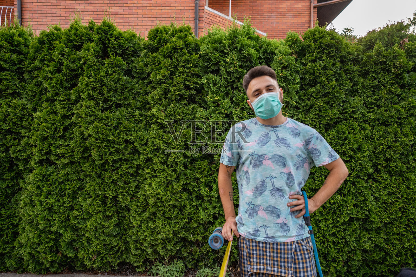 滑板手遛狗照片摄影图片