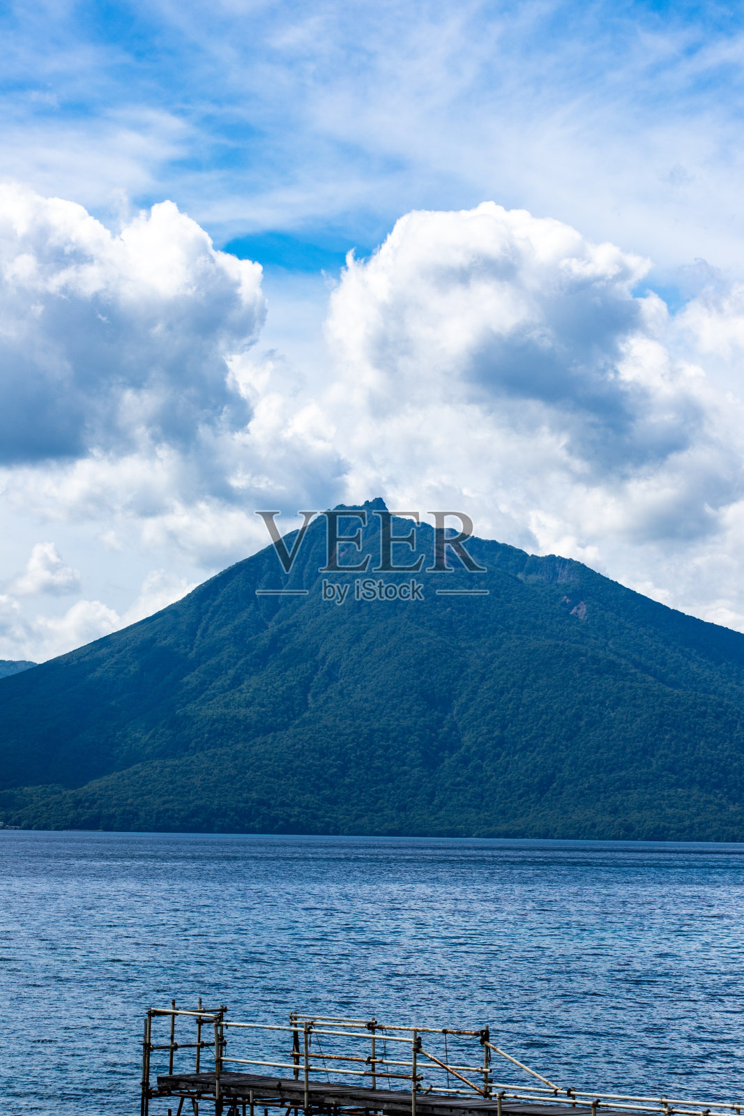 阳光明媚的北海道、色津湖风光秀丽。照片摄影图片