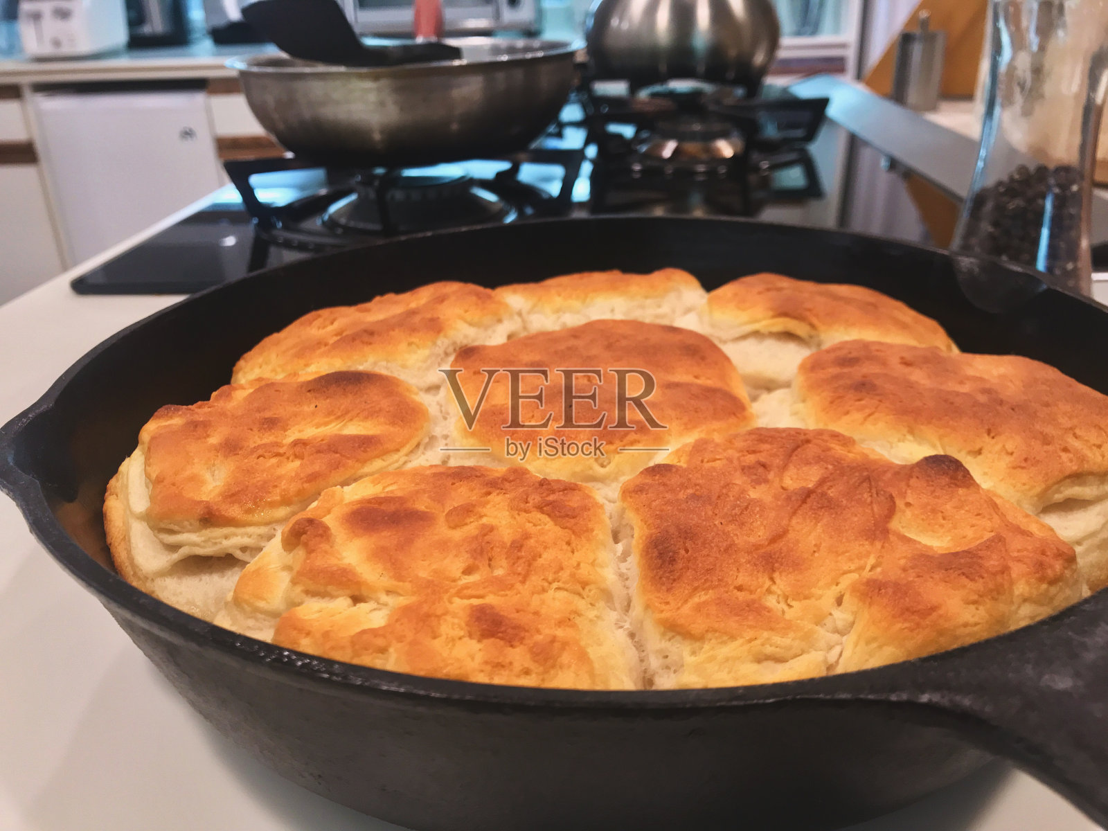 乡村风格的片状烤饼乾在铸铁熟练照片摄影图片