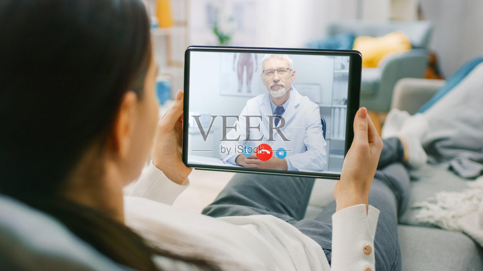 女孩在家病了,用数字平板电脑通过视频会议与医生交谈医疗应用程序。特写观点观点照片摄影图片