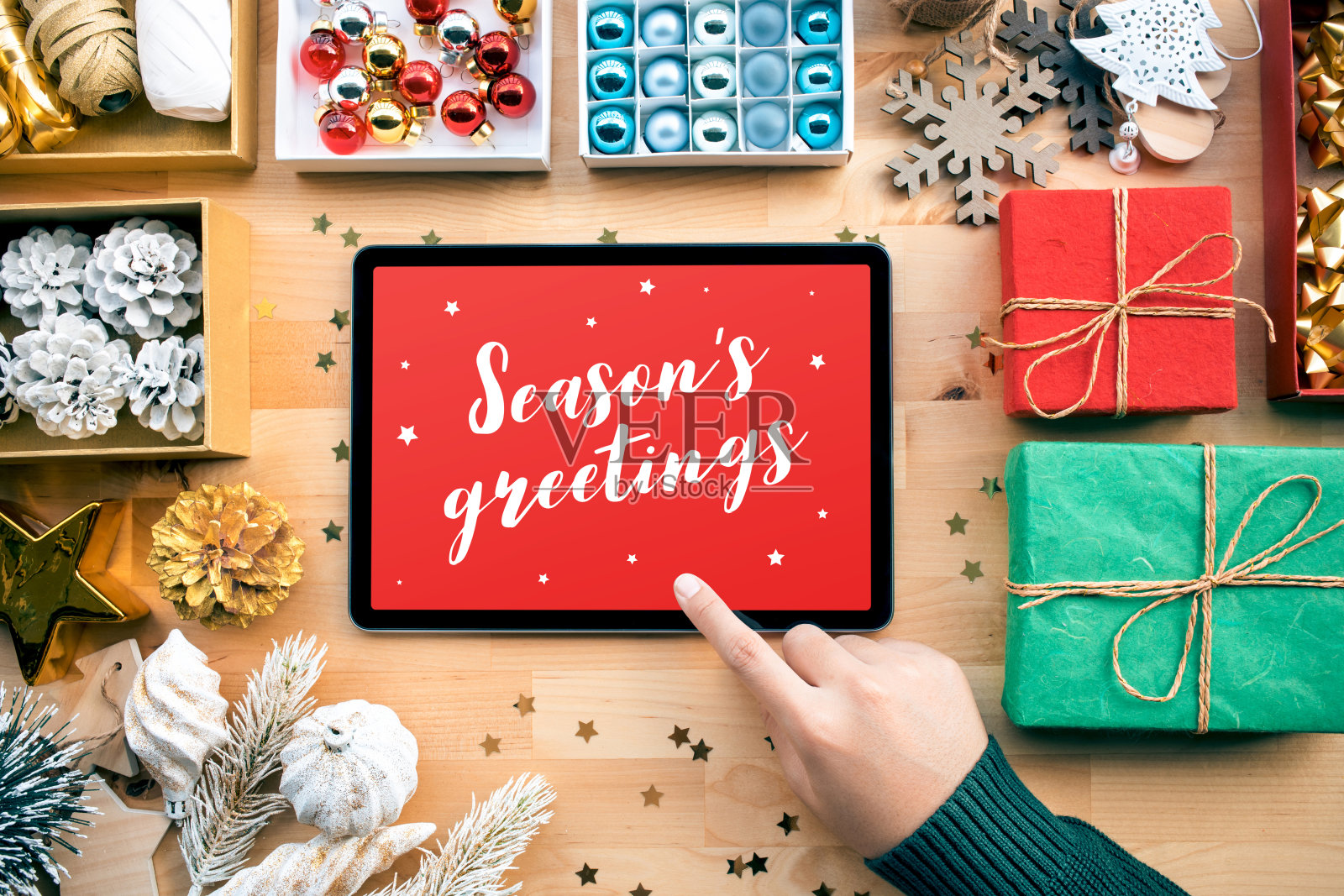 节日的问候与圣诞的概念与年轻女性使用平板和装饰照片摄影图片