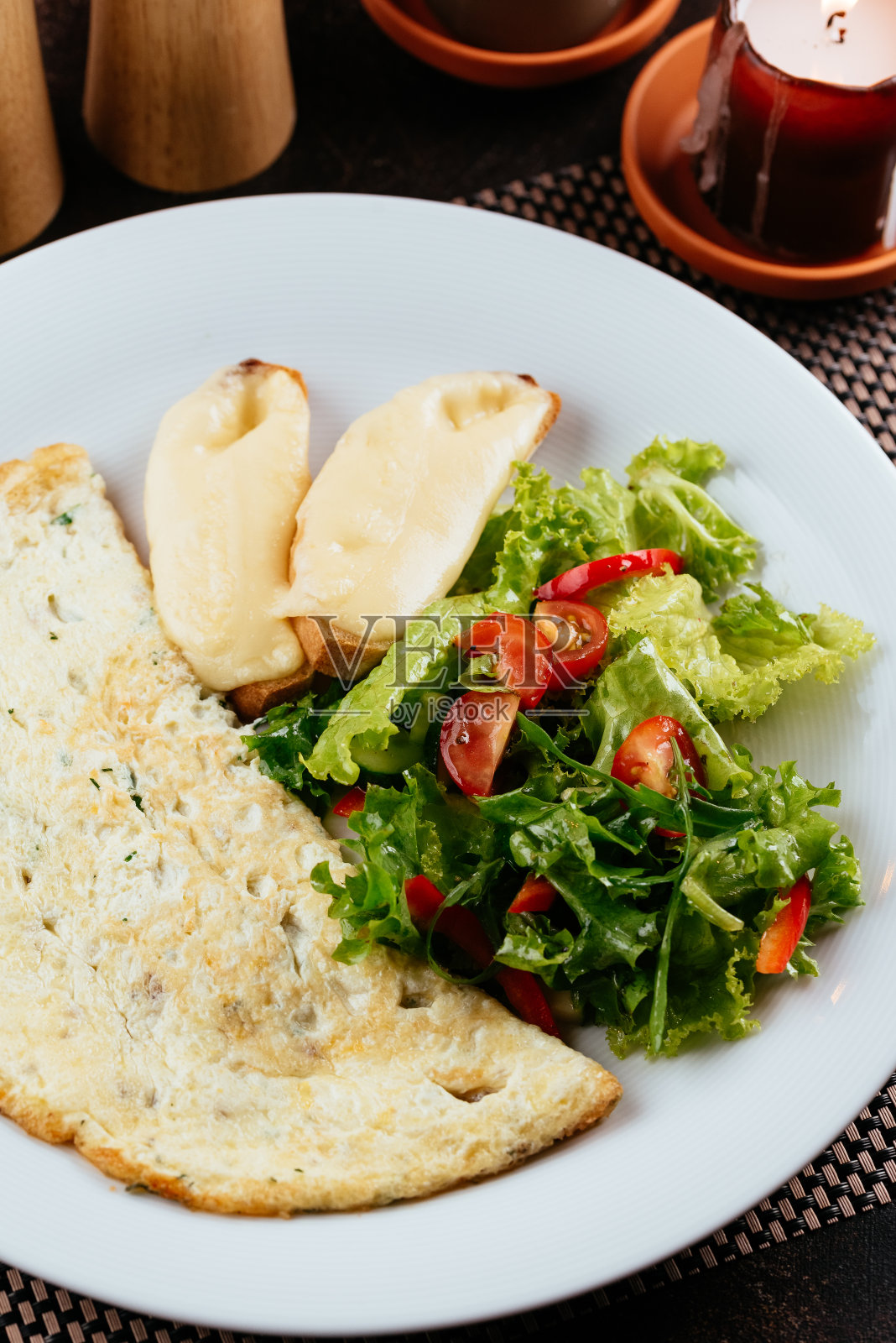 煎蛋卷配沙拉和油炸面包丁配奶酪照片摄影图片