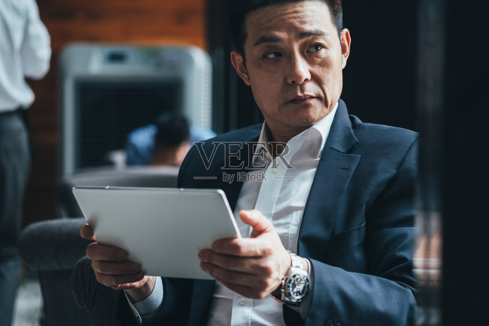 英俊的商人持有平板电脑库存照片照片摄影图片