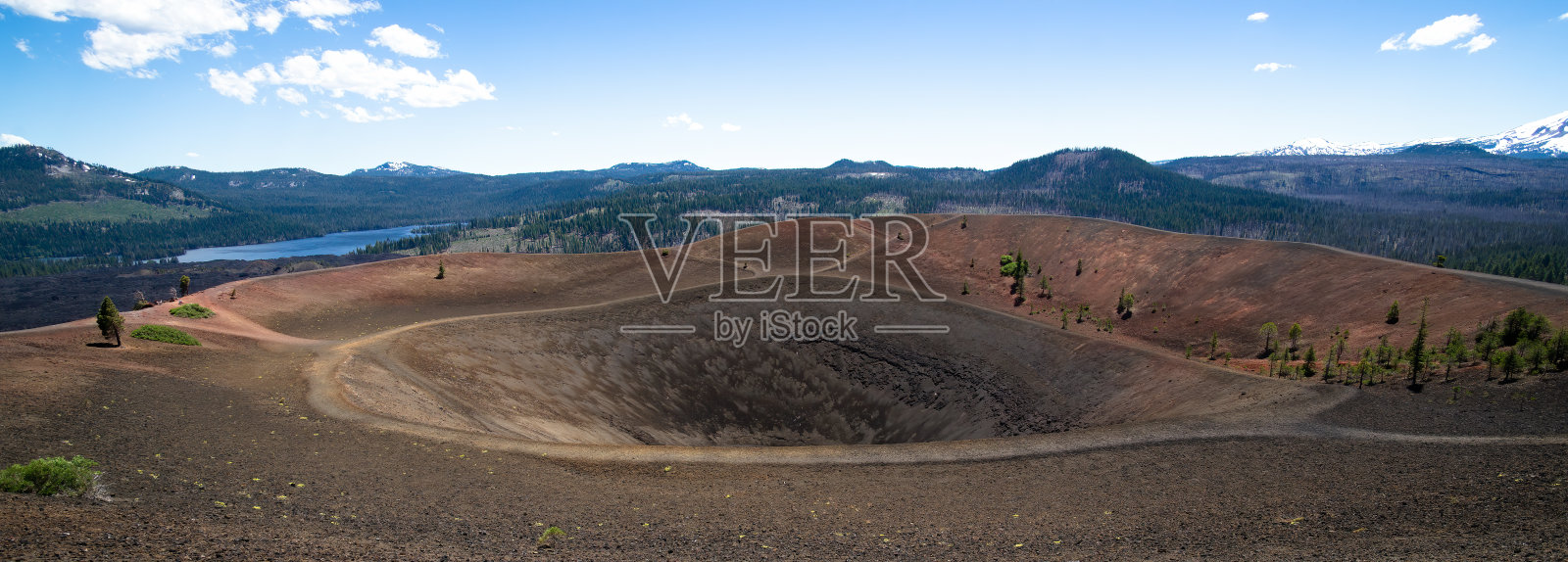 美国加州北部拉森火山国家公园的火山渣锥山顶全景图照片摄影图片