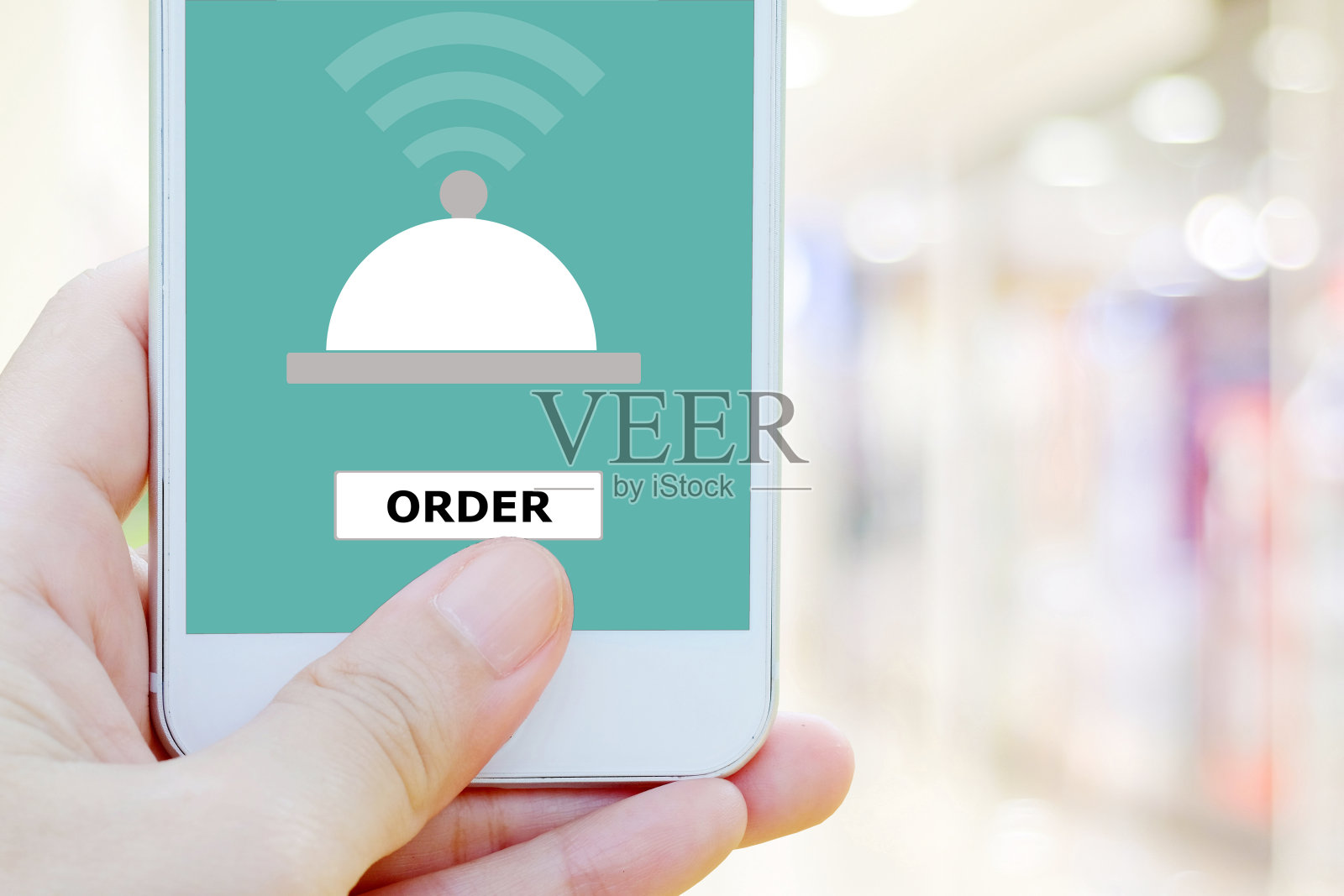 在线食物,外卖,男人通过手机手工点餐,屏幕上的智能手机应用程序通过复制空间,商业和技术,生活方式,呆在家里模糊餐厅背景照片摄影图片