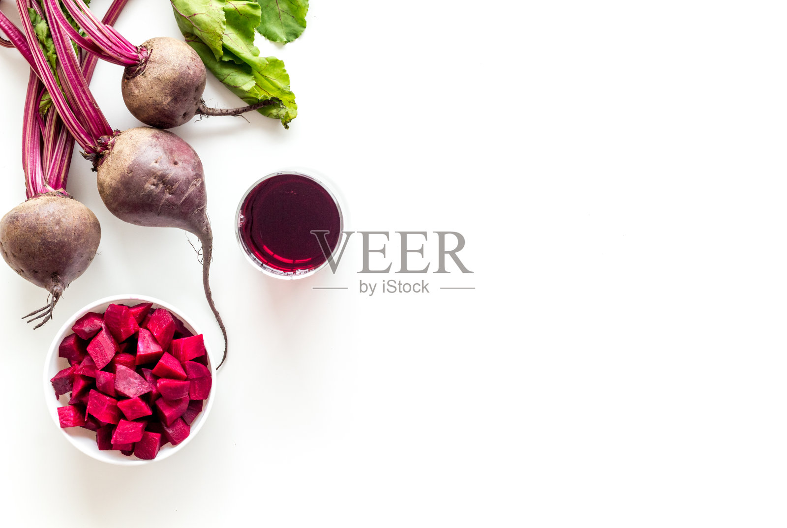 甜菜片,新鲜的果汁,绿色的顶部-从上面复制空间照片摄影图片