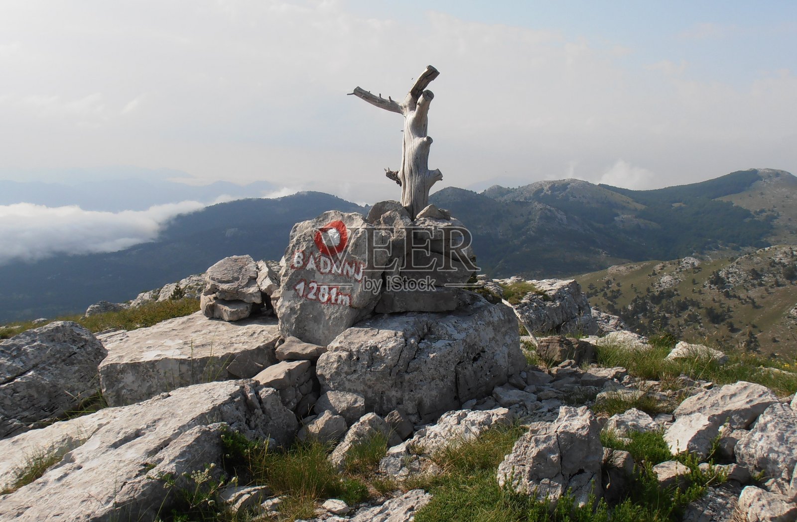 山顶视图-巴丹日山顶上的迪那拉山照片摄影图片