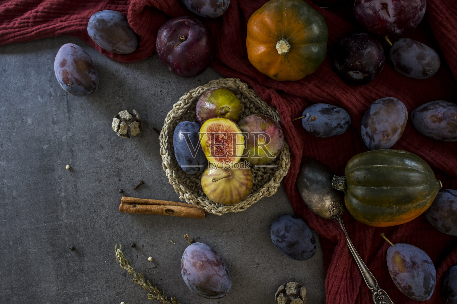秋日餐桌静物:新鲜南瓜、无花果和李子照片摄影图片